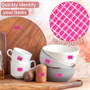 Dettaglio di etichette adesive rosa impermeabili utilizzate per organizzare la cucina