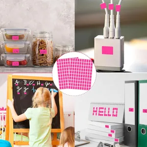 Viste dettagliate di etichette rosa impermeabili per l'organizzazione di cucina e ufficio.