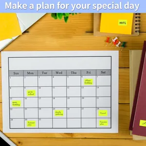 Etichette adesive giallo fluo per contrassegnare eventi su un calendario mensile
