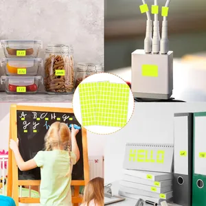 Etichette adesive giallo neon per organizzare contenitori di cibo e vari file.