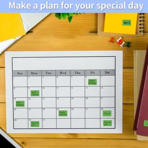 Etichette adesive verdi applicate su un calendario cartaceo per la pianificazione.