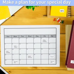Dettaglio di etichette adesive impermeabili per organizzare eventi su un calendario cartaceo