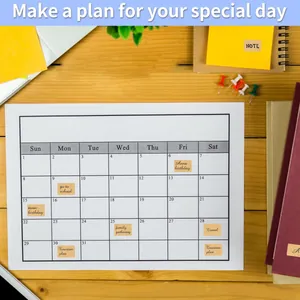 Dettaglio di etichette adesive marroni utilizzate su un calendario per l'organizzazione.