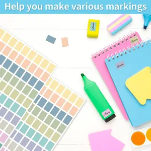 Etichette colorate autoadesive applicate su taccuino ed evidenziatore per marcare.
