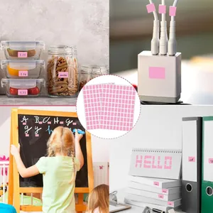 Vista dettagliata di etichette rosa adesive per organizzazione di cucina e ufficio.