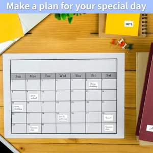 Etichette bianche autoadesive e impermeabili utilizzate su un calendario per pianificare