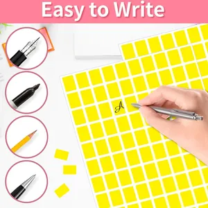 Primo piano di etichette adesive gialle con dimostrazione di scrittura facile
