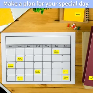 Primo piano di etichette adesive gialle utilizzate su un calendario di pianificazione