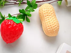 Nahaufnahme von realistischen Erdbeer- und Erdnuss-Squishy-Stressabbau-Spielzeugen