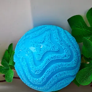 Zyanblauer, strukturierter Squishy-Stressball mit taktilen Wellenmustern und Noppen