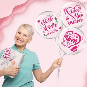 Detailansicht von DIY-Muttertagsaufklebern auf transparenten Bobo-Ballons mit rosa Text.