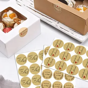 Λεπτομέρεια αυτοκόλλητων 'Handmade with Love' από χαρτί κραφτ για συσκευασίες.