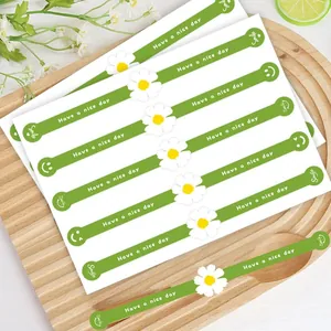 Κοντινή λήψη από πράσινα αυτοκόλλητα μαργαρίτας για ψήσιμο επάνω σε ξύλινο δίσκο