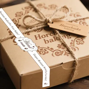 Detail van handgemaakte bakkerijsluitstickers op een geschenkdoos van kraftpapier