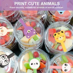 Autocollants décoratifs d'animaux mignons appliqués sur des pots de fruits transparents