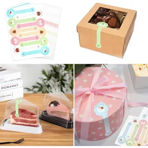 Detailansicht bunter Cartoon Happy Birthday Aufkleber auf verschiedenen Backkuchenboxen