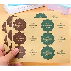 Λεπτομέρεια από αυτοκόλλητα kraft με κείμενο handmade for you και εικονίδιο κορώνας