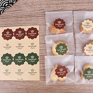 Λεπτομέρεια από πολύχρωμες ετικέτες 'Handmade for you' σε διαφανή σακουλάκια μπισκότων.