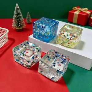 Detailansicht von Weihnachts-Malzzucker-Eiswürfel-Quetschspielzeugen mit buntem Glitzer