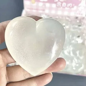 Λεπτομερής μακροεντολή του παιχνιδιού squishy καρδιά στην αρχική διαφανή κατάσταση