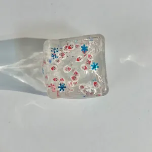 Nahaufnahme eines transparenten Weihnachts-Squishy-Spielzeugs mit Weihnachtsmann-Motiv