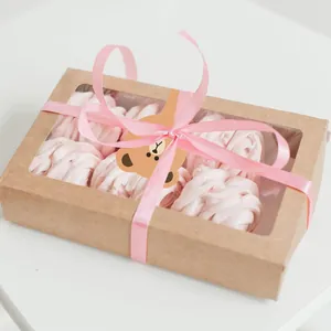 Detalle de una pegatina de oso en una caja de regalo con un lazo rosa de decoración
