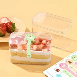 Primer plano de pegatina de sellado larga en caja de pastel transparente.