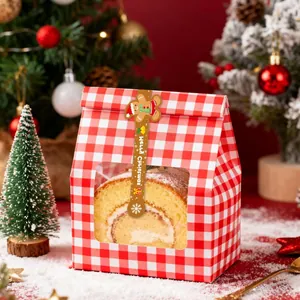 Detalle de una pegatina navideña de hombre de jengibre sellando una bolsa de regalo a cuadros