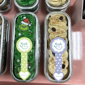 Primer plano de pegatinas de sellado largas con forma de corazón en envases festivos