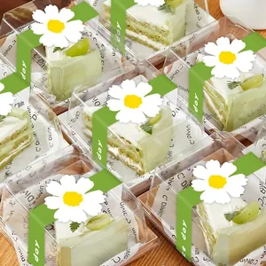 Pegatinas largas de sellado verdes con margaritas blancas sobre cajas de postre claras