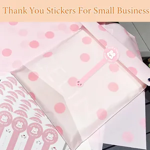 Detalle de la pegatina de conejo rosa usada en una bolsa de embalaje de lunares para negocios.
