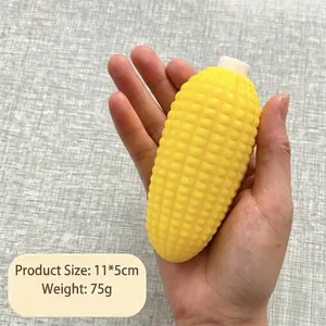 Gelbes maisförmiges Quetsch-Stressabbauspielzeug in der Hand mit Maßen 11x5cm