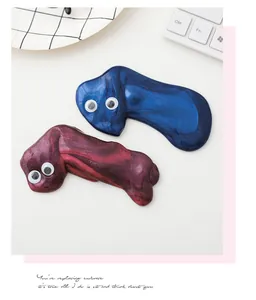 Detailansicht von blauem und violettem metallischem Magnet-Schleim-Spielzeug mit Augen