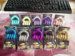 Vue rapprochée de divers jouets fidget métalliques Makaloo en différentes couleurs.