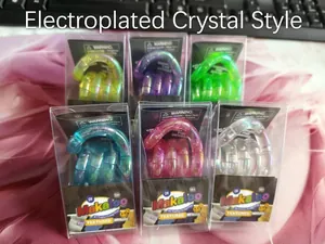 Détail de six jouets fidget torsadés métalliques colorés dans leur emballage individuel.