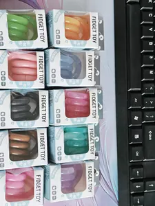 Sélection de jouets anti-stress twist tangle colorés dans leur emballage de vente