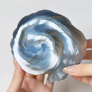 Niet-giftige parelblauwe en zilveren swirl slime voor stressverlichting en sensorisch spel.