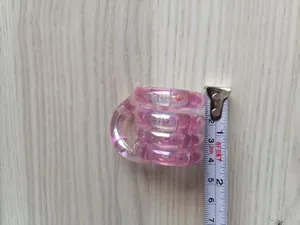 Gros plan d'un jouet fidget tangle rose translucide avec ruban à mesurer de référence
