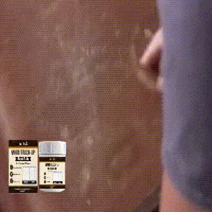 Vista detallada del envase de crema de retoque para madera para restaurar muebles