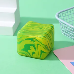 Detailansicht eines grün-gelb marmorierten quadratischen Malzzucker Squishy Stressspielzeugs