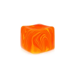 Quadratisches orangefarbenes Anti-Stress-Spielzeug mit einem schicken Marmormuster