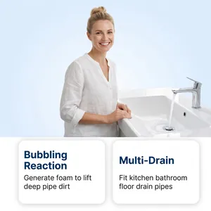Detailansicht der Anwendung von Abflussreiniger in einem modernen Waschbecken