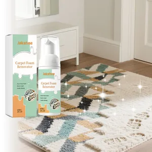Vue détaillée du rénovateur de tapis en mousse Jakehoe avec son emballage dans un salon.