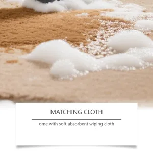 Gros plan d'une mousse de nettoyage blanche sur tapis avec chiffon doux absorbant