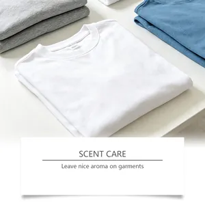 Gevouwen wit katoenen T-shirt dat het frisse geureffect van wasstrips illustreert