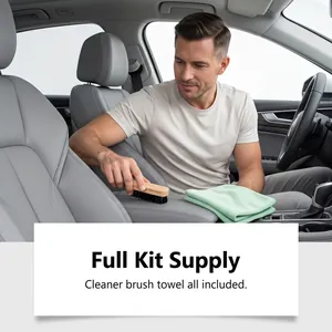 Détail d'un kit de nettoyage pour cuir auto avec brosse en bois et chiffon microfibre