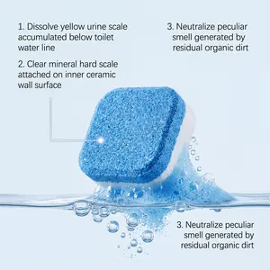 Gros plan d'une pastille de nettoyage se dissolvant dans l'eau avec des bulles.