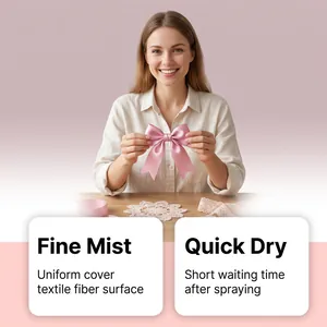 Modèle tenant un nœud en satin rose montrant les effets du spray de soin textile rapide