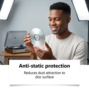 Detail van een man met een glanzende cd met antistatische bescherming en stofvermindering.