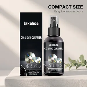 Detailweergave van 60 ml CD- en DVD-reinigingssprayfles met doos op stenen basis